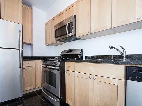 5th image of 95 Christopher St APT 8L