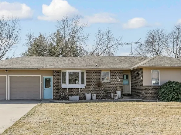 803 Park Ln, Pella, IA 50219