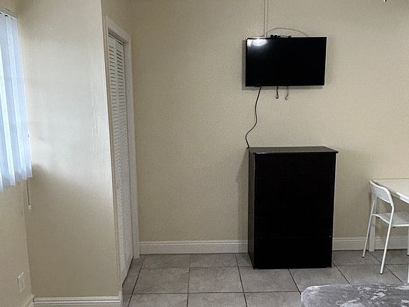 4th image of 4905 W Adams Blvd #25