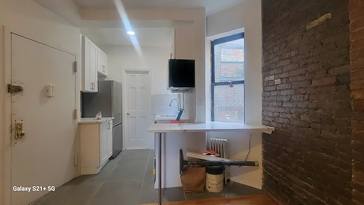 Rented by Chartwell Manhattan Realty | media 10