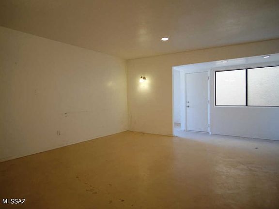 5th image of 540 E Elm St #1
