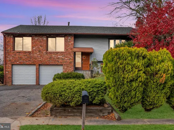 22 Pershing Ln, Sicklerville, NJ 08081