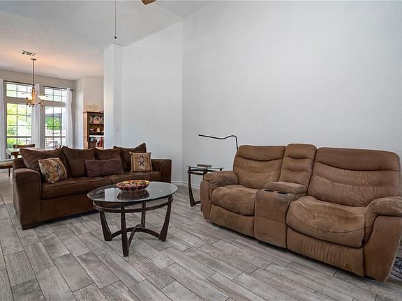 5th image of 342 Thomas Dr