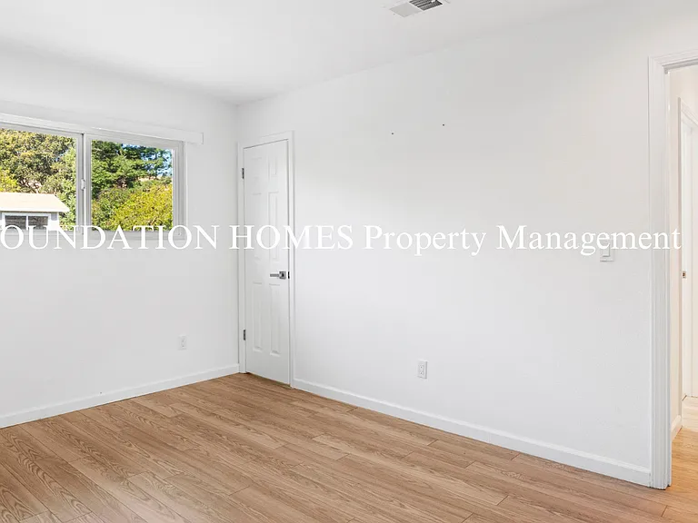 151 Kenwood Ct — Photo 10