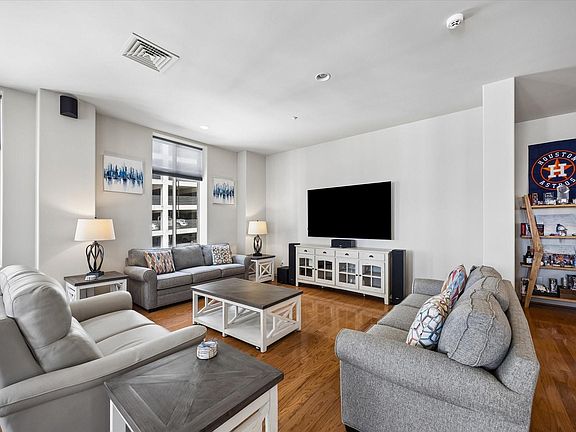 5th image of 914 Main St Unit 801