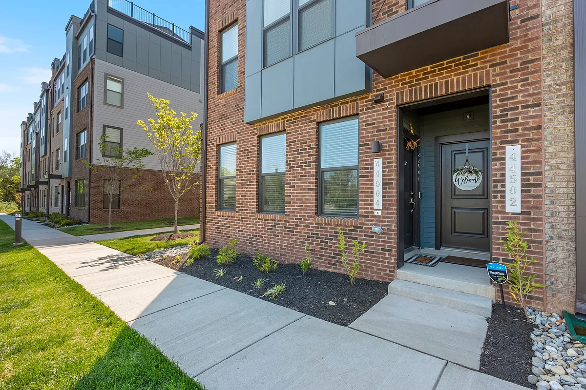 Building Photo - 44504 Wolfhound Sq