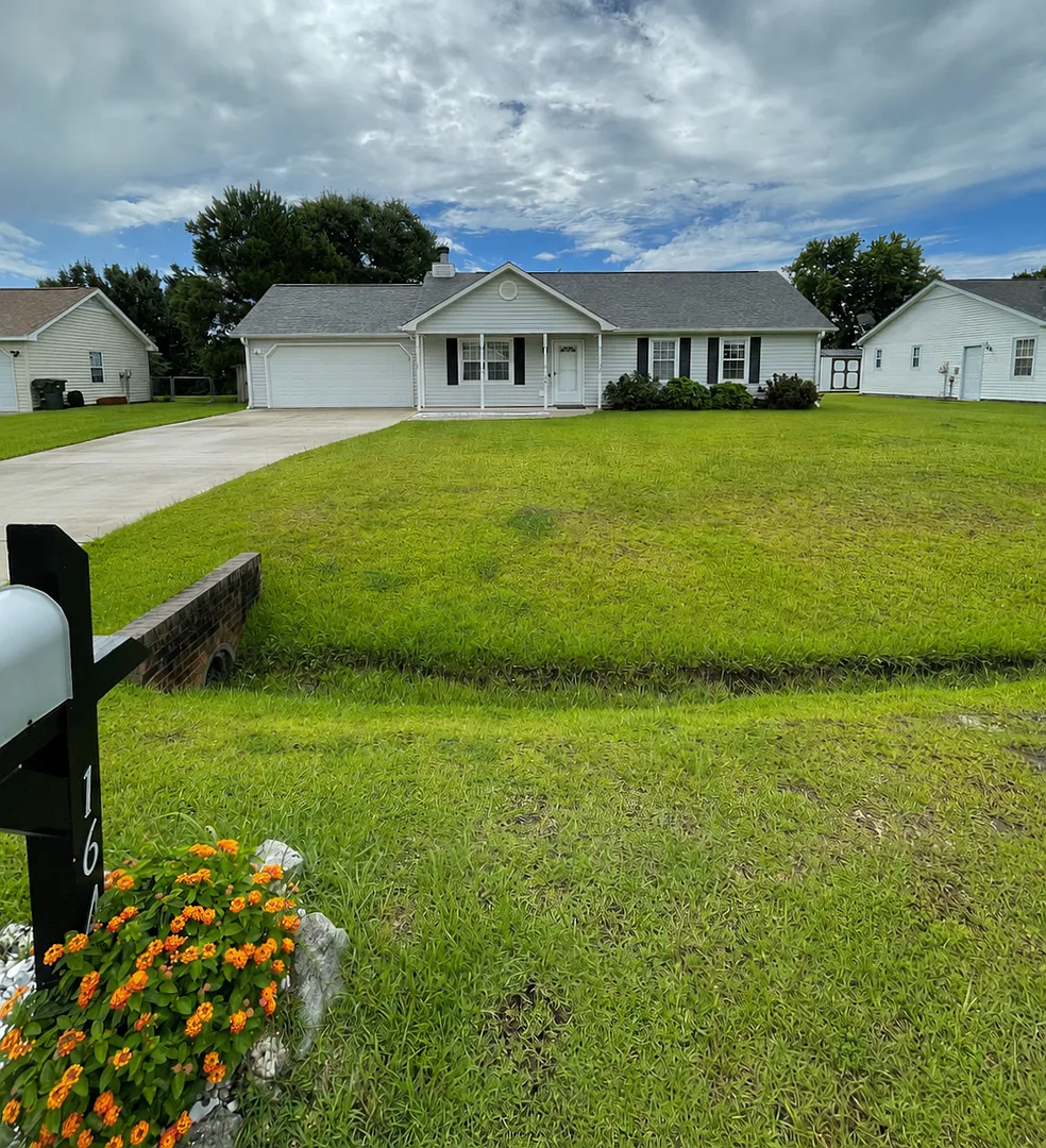 Beautiful Home in Hubert — Photo 1