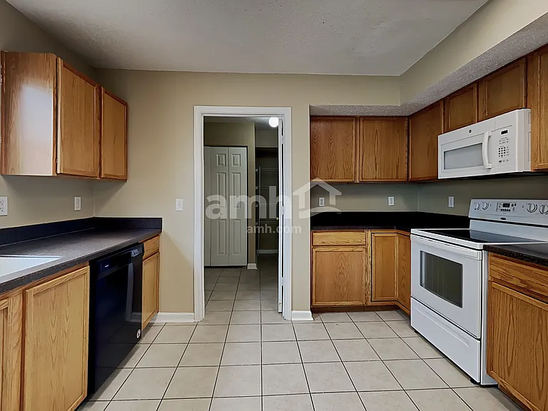 2300 Shadowbrook Dr — Photo 3