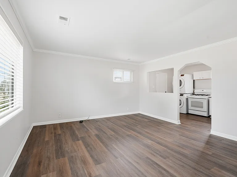 28311 Waverly St — Photo 5