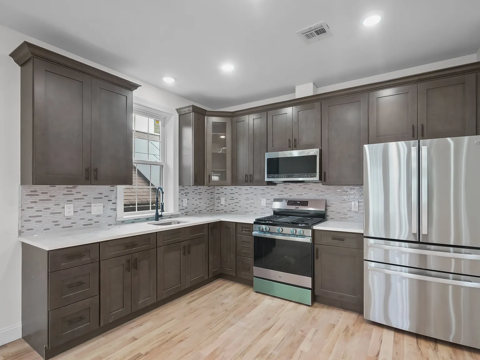 286 Littleton Ave — Photo 4