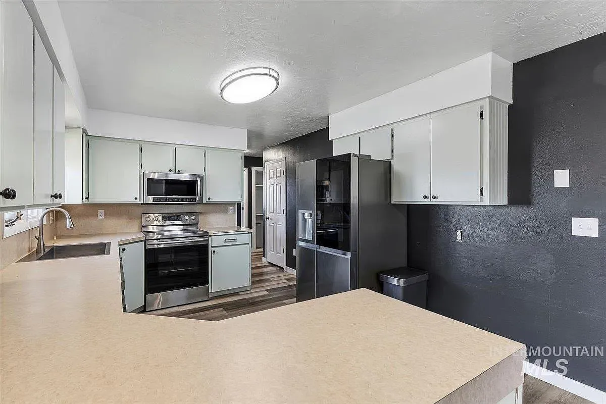 3 bed, 1468 sqft, $2,200 — Photo 2