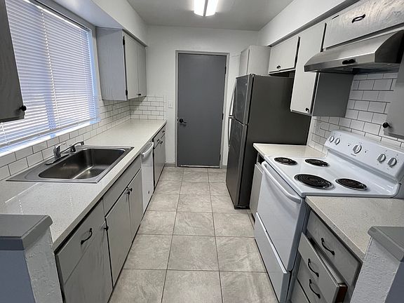 4th image of 533 W Santa Ana Ave