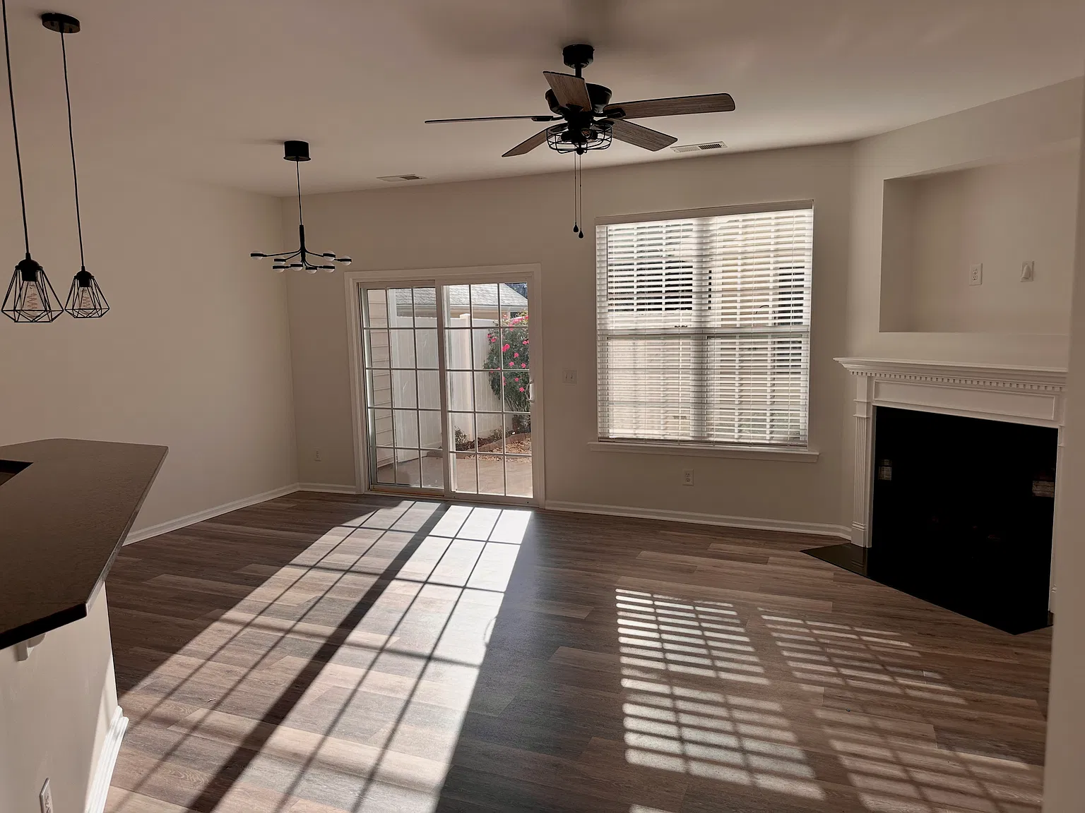 3 bed, 2.5 bath, 1496 sqft, $1,950 — Photo 3