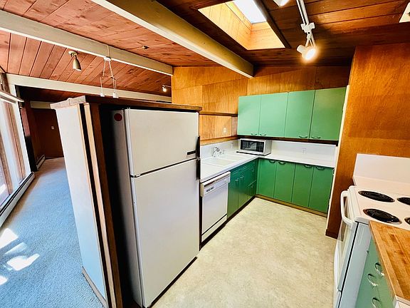 5th image of 1014 Moffett Cir
