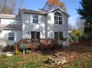 604 Patriot Ln, Pocono Summit, PA 18346