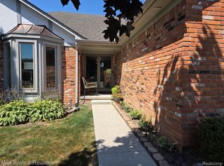 441 Sandalwood Dr, Rochester Hills, MI 48307