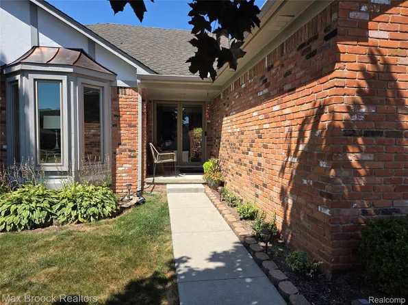 441 Sandalwood Dr, Rochester Hills, MI 48307