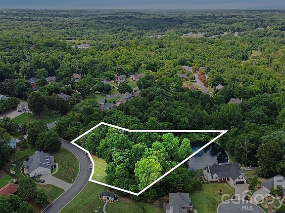 2nd image of 215 Spaniel Dr SE