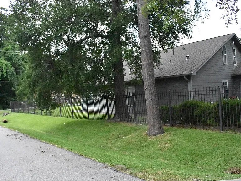 8535 Parkette Dr — Photo 3