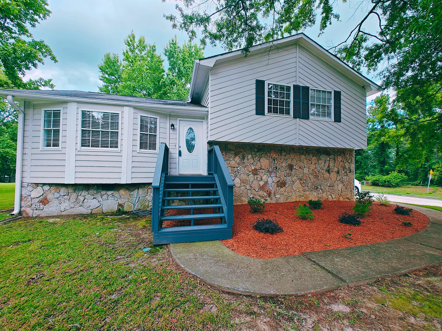 3 bed, 1628 sqft, $1,900 — Photo 1