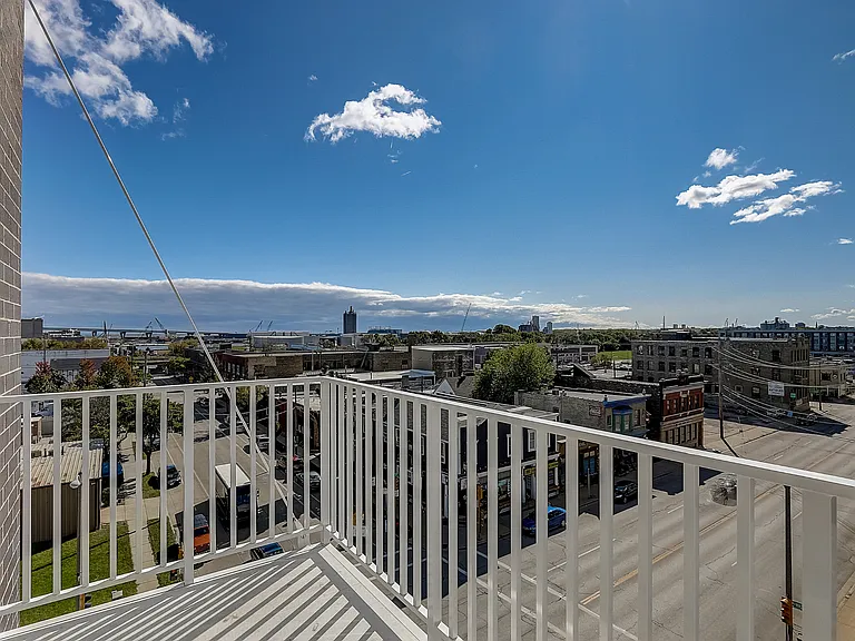 1 Bed / 1 Bath - 657 SF - Balcony