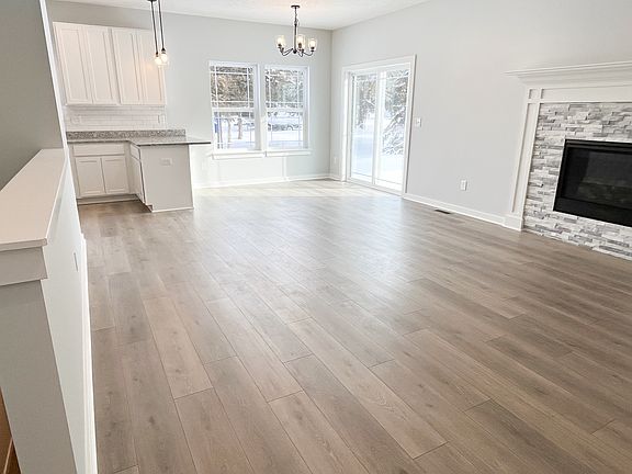 5th image of 687 Pinewood Dr