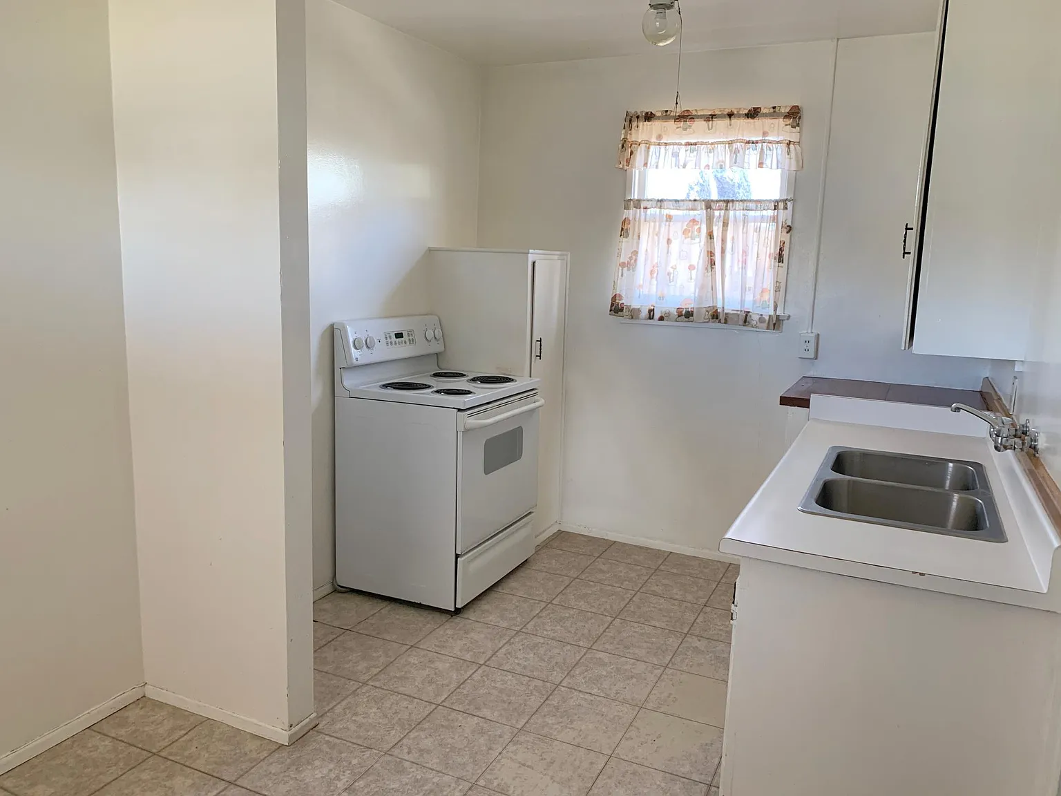 407 E Yaney St — Photo 4