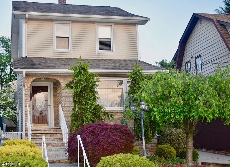 1st image of 34 William St