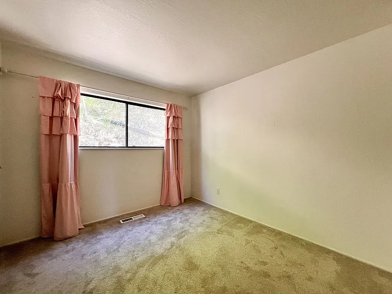 542 E Spring St — Photo 19