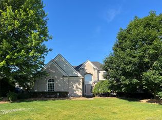 3387 Sussex Dr, Rochester, MI 48306