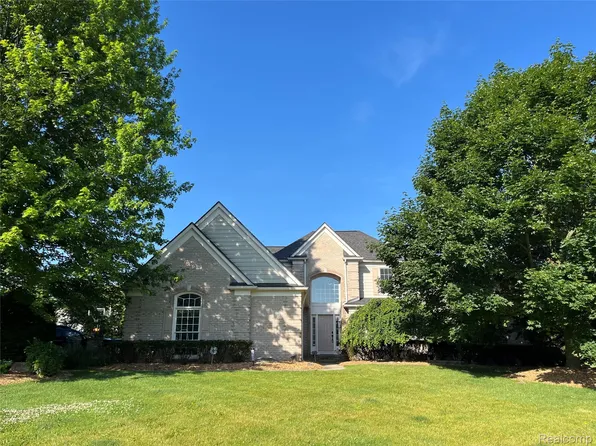3387 Sussex Dr, Rochester, MI 48306