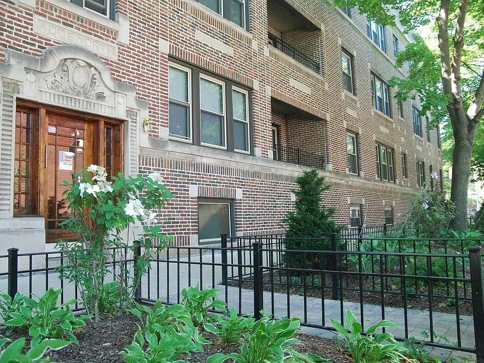 1535 West Addison