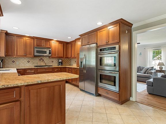 4th image of 25 Rayburn Dr