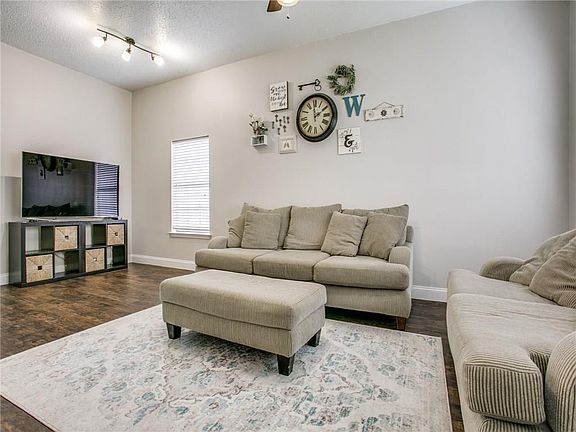 4th image of 2712 Lexington Cir
