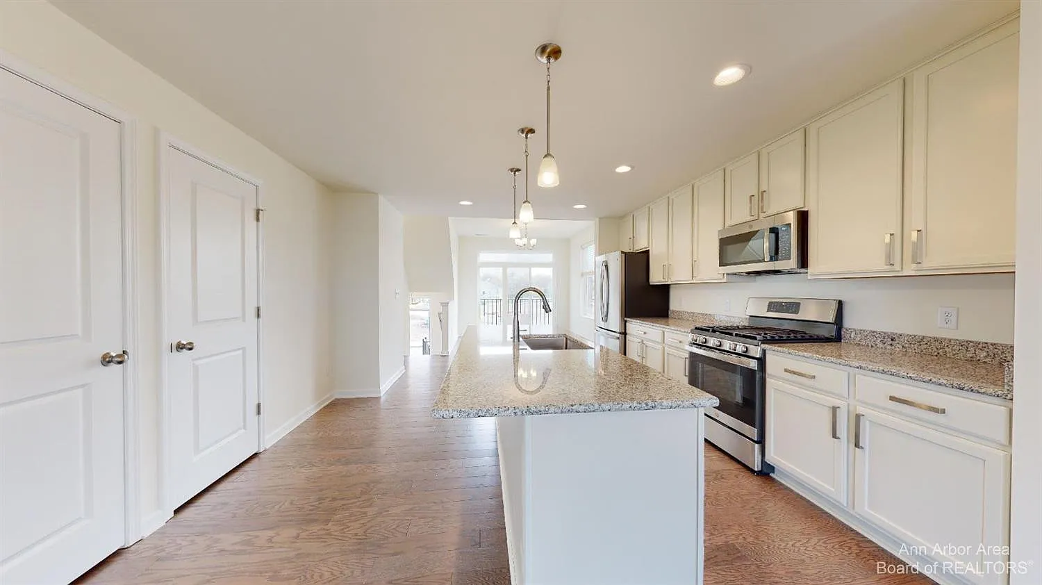 4 bed, 4.5 bath, 2594 sqft, $3,800 — Photo 3
