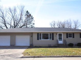 121 Circle Dr, Manchester, IA 52057