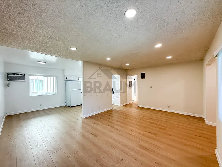 13129 OXNARD ST. — Photo 5