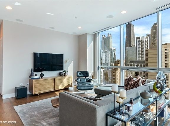 5th image of 110 W Superior St Unit 2401