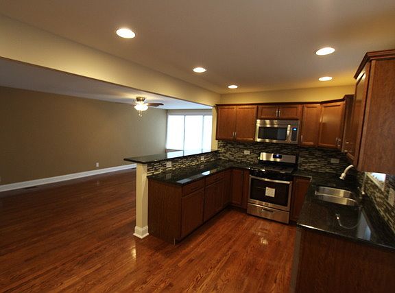 3rd image of 9016 S Crandon Ave