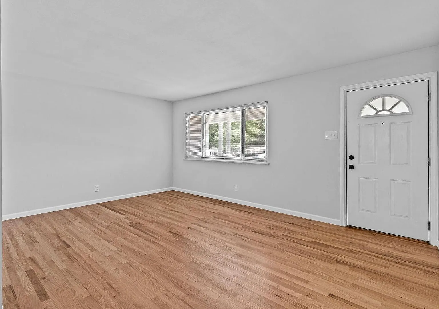 Spacious 3-Bedroom Home in Desirable Maryland Heights — Photo 3