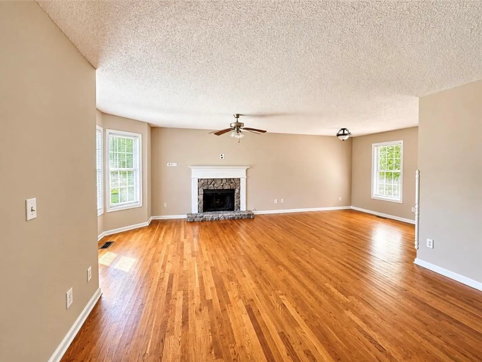 3 bed, 1220 sqft, $1,595 — Photo 3