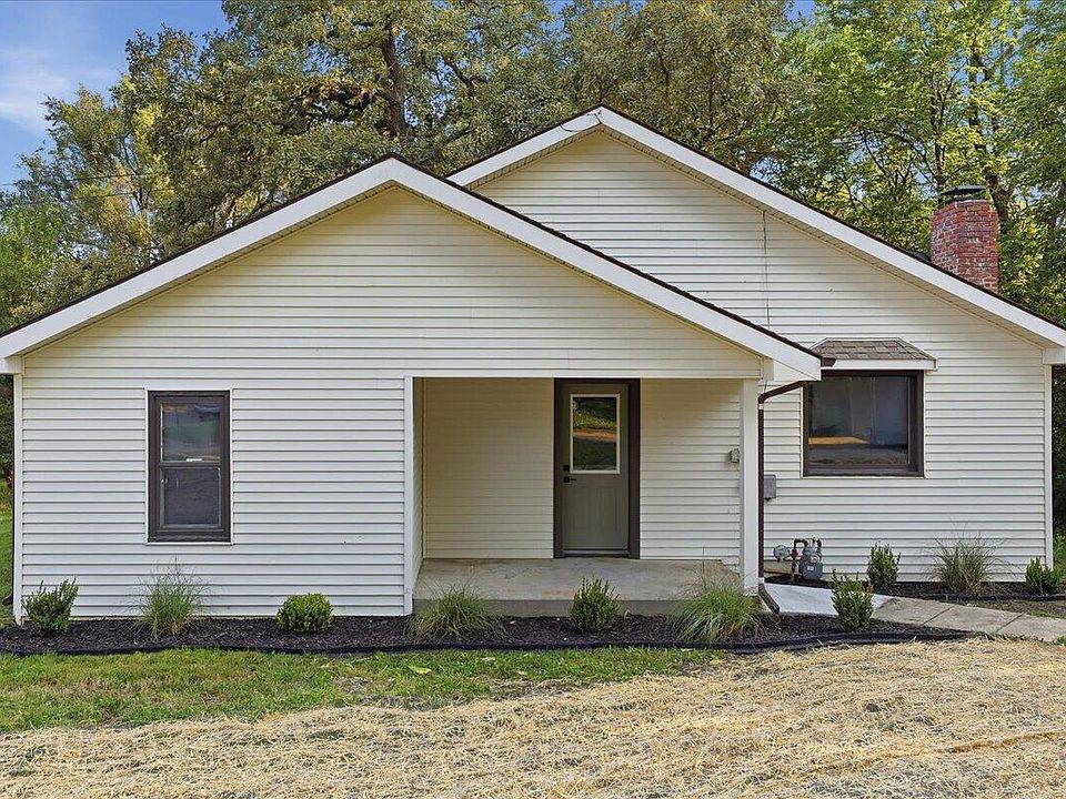 1st image of 702 S 15th St