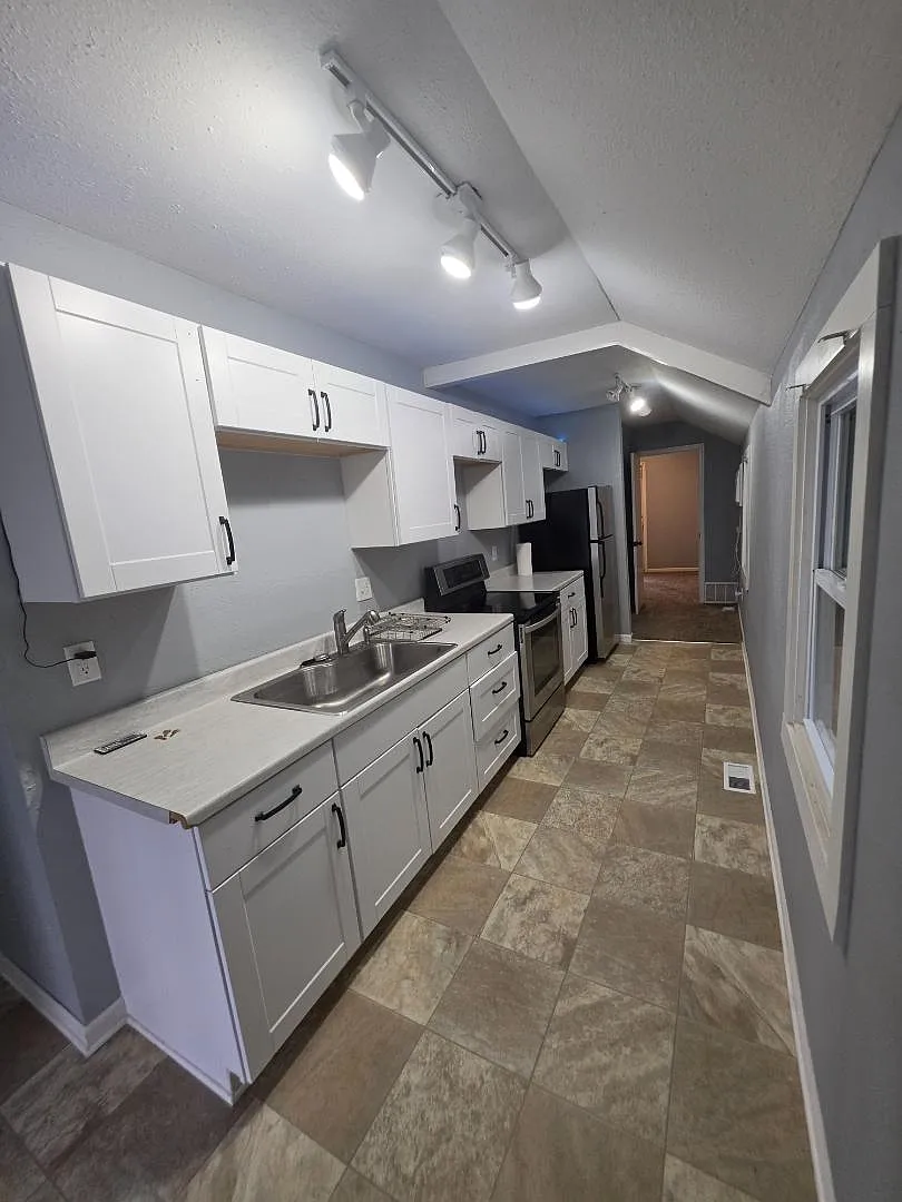 817 Chicago Ave - Upper — Photo 1