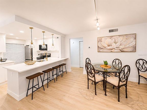 3rd image of 6051 SUN BOULEVARD #111