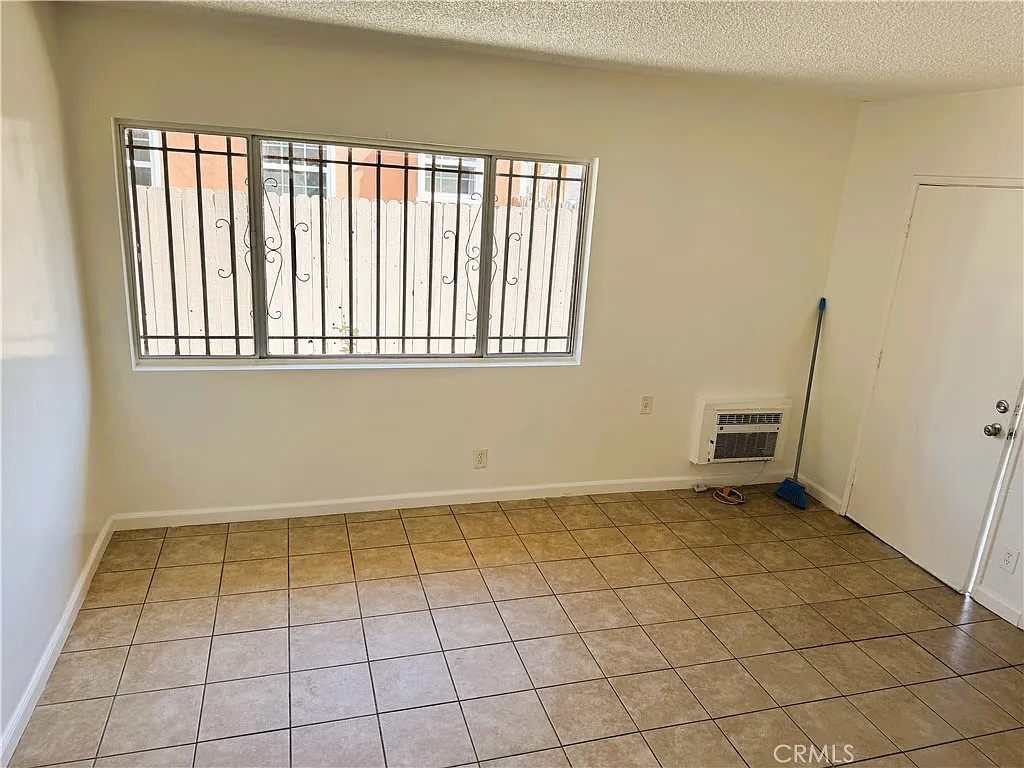 3 bed, 1000 sqft, $3,000 — Photo 4