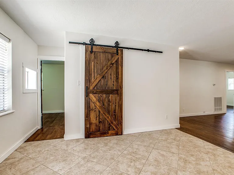 235 Live Oak St — Photo 12