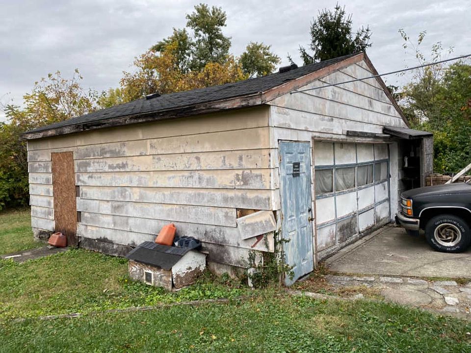 2nd image of 302 E Circle Dr