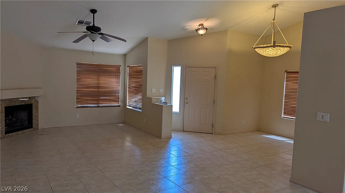 3 bed, 2.0 bath, 1802 sqft, $2,495 — Photo 2