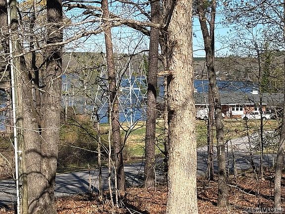 2nd image of 215 Lakeview Dr