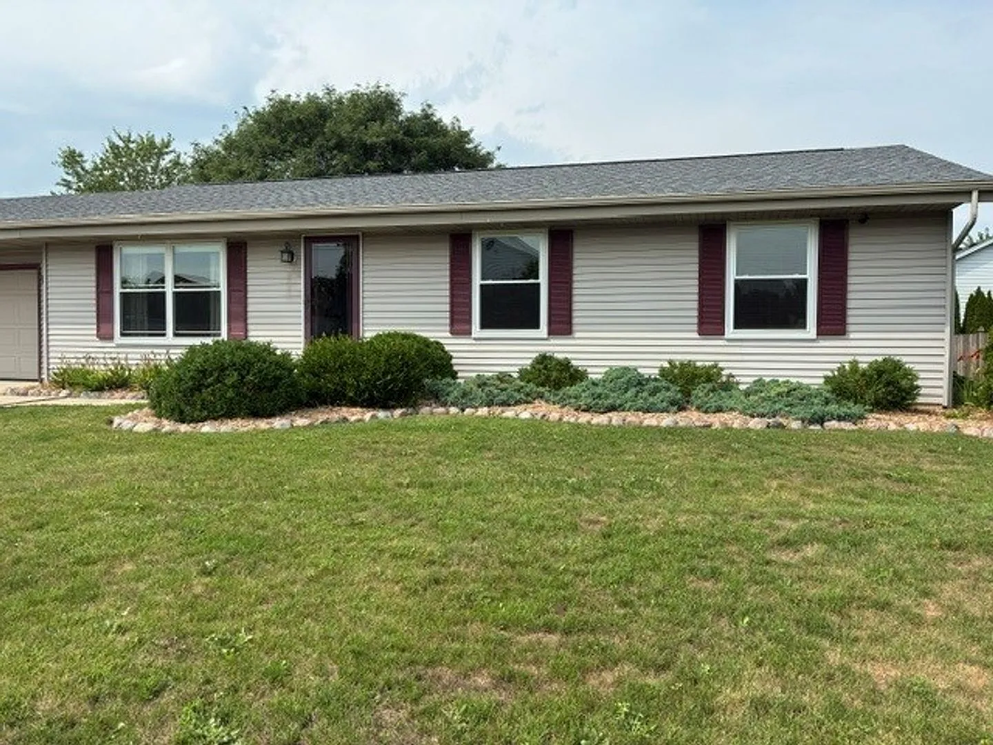 Charming 3 Bedroom - 3 Bath House in Oak Creek — Photo 2